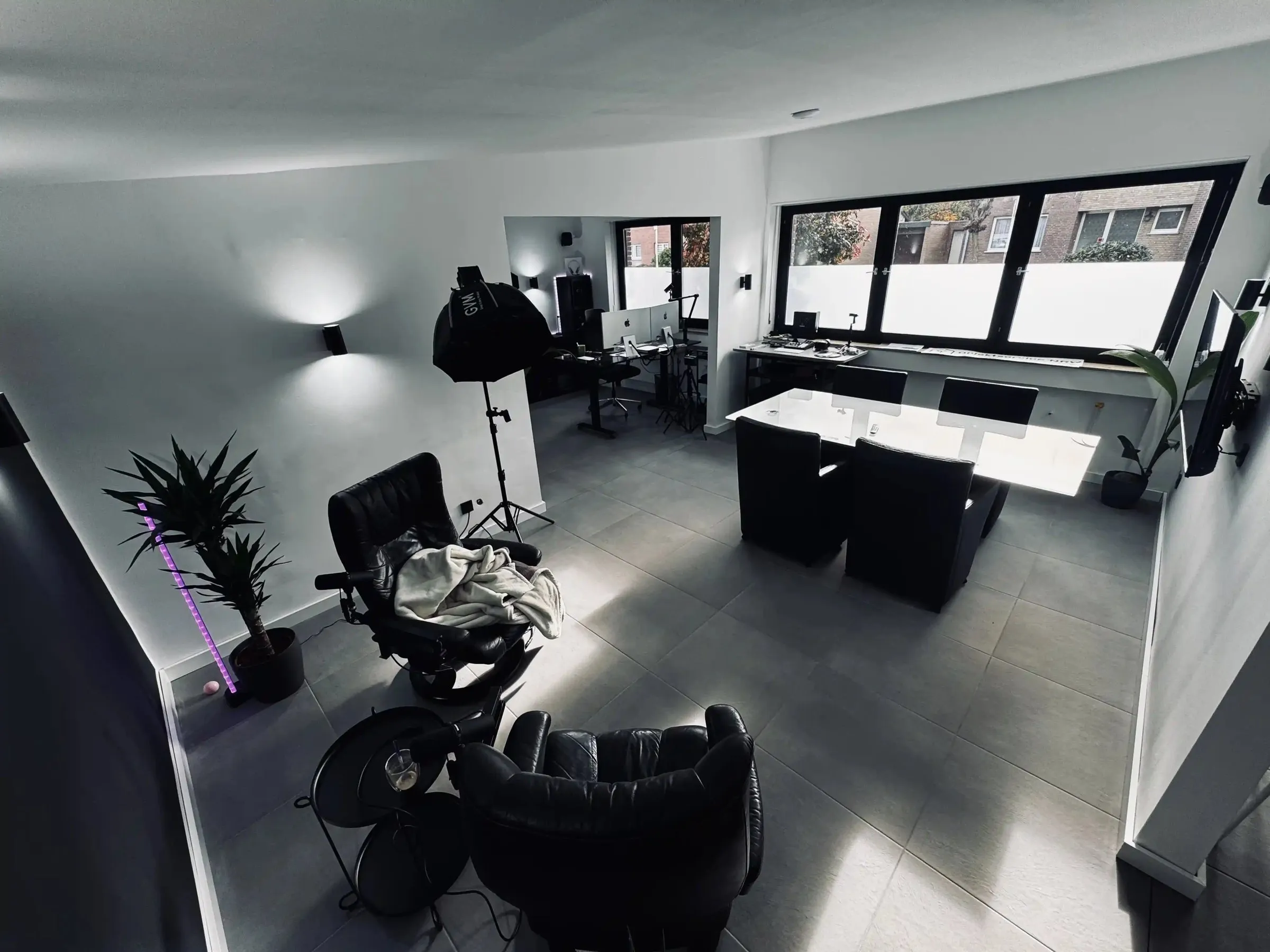 Arbeitsbereich mit Fensterfront und Fotoausrüstung im effektbar®-Büro