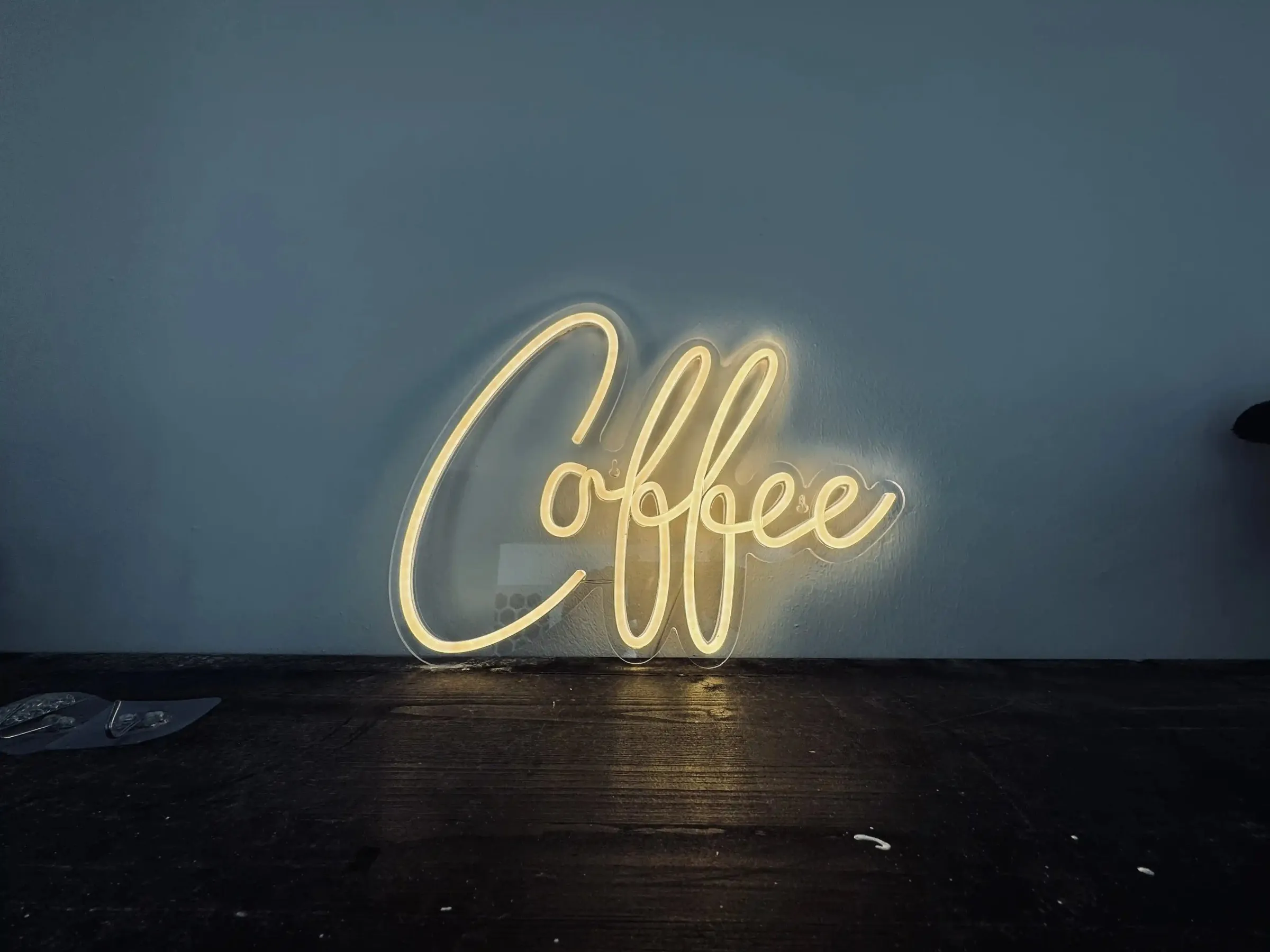 Coffee-Leuchtschrift an der Wand im effektbar®-Büro